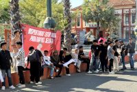 Foto: Sejumlah mahasiswa yang tergabung dalam Gerakan Mahasiswa Sumenep (GMS) menggelar aksi demonstrasi di depan Kantor Inspektorat Kabupaten Sumenep, Kamis (17/9/2026). Massa menyampaikan sejumlah tuntutan terkait kinerja pengawasan Inspektorat, termasuk desakan audit investigatif dan evaluasi terhadap berbagai persoalan pengelolaan keuangan daerah.