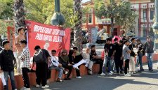 Foto: Sejumlah mahasiswa yang tergabung dalam Gerakan Mahasiswa Sumenep (GMS) menggelar aksi demonstrasi di depan Kantor Inspektorat Kabupaten Sumenep, Kamis (17/9/2026). Massa menyampaikan sejumlah tuntutan terkait kinerja pengawasan Inspektorat, termasuk desakan audit investigatif dan evaluasi terhadap berbagai persoalan pengelolaan keuangan daerah.