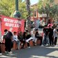 Foto: Sejumlah mahasiswa yang tergabung dalam Gerakan Mahasiswa Sumenep (GMS) menggelar aksi demonstrasi di depan Kantor Inspektorat Kabupaten Sumenep, Kamis (17/9/2026). Massa menyampaikan sejumlah tuntutan terkait kinerja pengawasan Inspektorat, termasuk desakan audit investigatif dan evaluasi terhadap berbagai persoalan pengelolaan keuangan daerah.