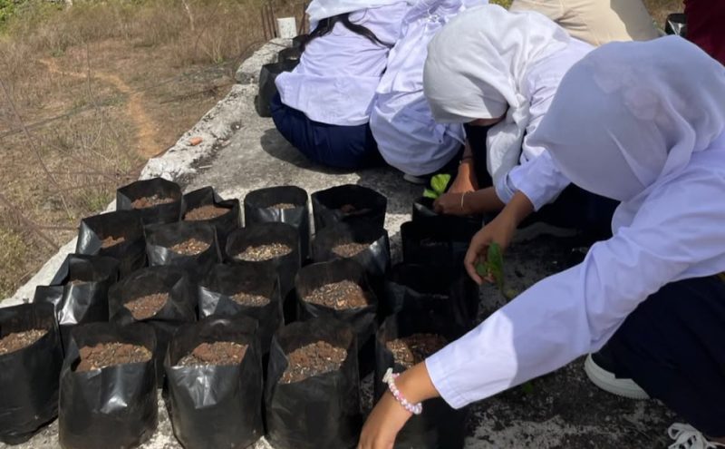 Kegiatan tanam- menanam green garden bersama siswa SMP Islam Al-Anwar (Dok. KKN POSKO 24)