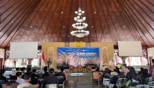 Foto: Suasana Closing Ceremony Mahasantri Merdeka Competition (MMC) 2026 dan Dialog Kebangsaan DPK FKMSB UIN Madura di Pendopo Ronggo Sukowati, Pamekasan.