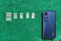 Foto: Barang bukti tiga plastik klip berisi sabu dengan total berat bersih 0,32 gram dan satu unit telepon seluler yang diamankan Polsek Kangean dalam pengungkapan kasus dugaan narkoba.