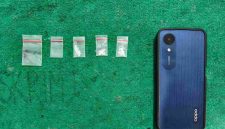 Foto: Barang bukti tiga plastik klip berisi sabu dengan total berat bersih 0,32 gram dan satu unit telepon seluler yang diamankan Polsek Kangean dalam pengungkapan kasus dugaan narkoba.