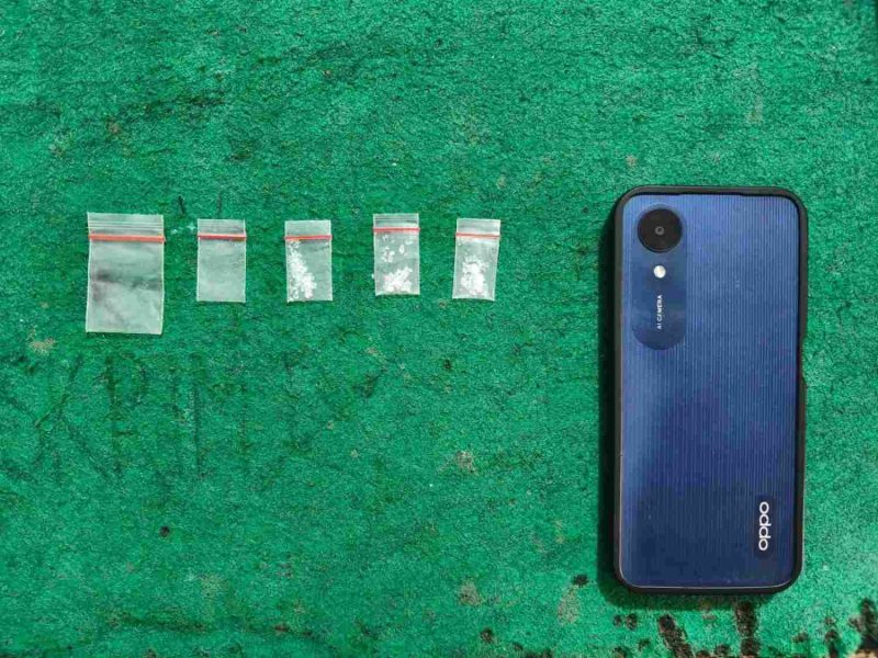 Foto: Barang bukti tiga plastik klip berisi sabu dengan total berat bersih 0,32 gram dan satu unit telepon seluler yang diamankan Polsek Kangean dalam pengungkapan kasus dugaan narkoba.