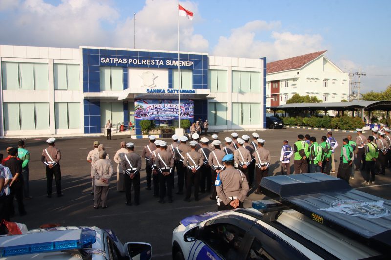 foto: Personel Satlantas Polresta Sumenep mengikuti Apel HUT Lalu Lintas Bhayangkara Ke-71 di Lapangan SATPAS Polresta Sumenep.