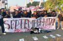 Foto:
Sejumlah mahasiswa membawa spanduk dan poster saat menggelar refleksi “September Hitam” di depan Kantor Bupati Pamekasan