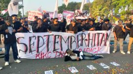 Foto:
Sejumlah mahasiswa membawa spanduk dan poster saat menggelar refleksi “September Hitam” di depan Kantor Bupati Pamekasan