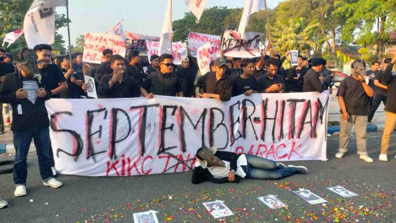 Foto:
Sejumlah mahasiswa membawa spanduk dan poster saat menggelar refleksi “September Hitam” di depan Kantor Bupati Pamekasan