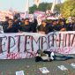 Foto:
Sejumlah mahasiswa membawa spanduk dan poster saat menggelar refleksi “September Hitam” di depan Kantor Bupati Pamekasan