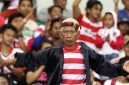 Foto: Mbah Hosen, ikon suporter Madura United sekaligus dirigen Komunitas Suporter Taretan Dhibi’, saat memberikan dukungan penuh kepada tim kebanggaan Pulau Madura.