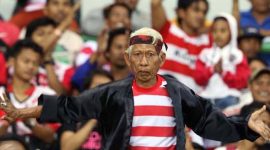 Foto: Mbah Hosen, ikon suporter Madura United sekaligus dirigen Komunitas Suporter Taretan Dhibi’, saat memberikan dukungan penuh kepada tim kebanggaan Pulau Madura.