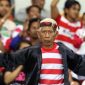 Foto: Mbah Hosen, ikon suporter Madura United sekaligus dirigen Komunitas Suporter Taretan Dhibi’, saat memberikan dukungan penuh kepada tim kebanggaan Pulau Madura.