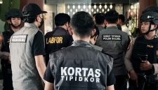Tim Kortastipidkor Mabes Polri bersama Subdit Tipidkor Polda Sulawesi Selatan saat melakukan penggeledahan di ruang kerja dan Rumah Jabatan Bupati Gowa, Senin (21/9/2026),