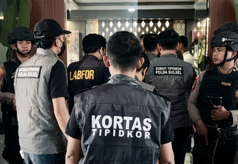 Tim Kortastipidkor Mabes Polri bersama Subdit Tipidkor Polda Sulawesi Selatan saat melakukan penggeledahan di ruang kerja dan Rumah Jabatan Bupati Gowa, Senin (21/9/2026),