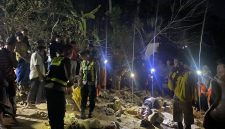 Personel Polsek Bluto bersama warga berada di lokasi penemuan mayat laki-laki di pinggir pantai Dusun Buddakan, Desa Pekandangan Barat, Kecamatan Bluto, Sumenep, Selasa (22/9/2026) malam.
