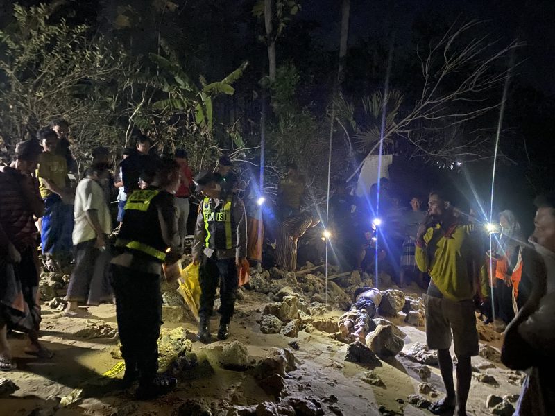Personel Polsek Bluto bersama warga berada di lokasi penemuan mayat laki-laki di pinggir pantai Dusun Buddakan, Desa Pekandangan Barat, Kecamatan Bluto, Sumenep, Selasa (22/9/2026) malam.