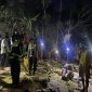 Personel Polsek Bluto bersama warga berada di lokasi penemuan mayat laki-laki di pinggir pantai Dusun Buddakan, Desa Pekandangan Barat, Kecamatan Bluto, Sumenep, Selasa (22/9/2026) malam.