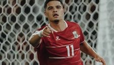 Foto: Pemain Indonesia Ragnar Oratmangoen merayakan gol lawan Singapura