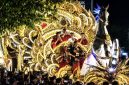 Penampilan Tong-Tong Sumenep dalam parade budaya, menampilkan kendaraan hias bernuansa emas, iringan musik tradisional, serta ornamen khas Madura di tengah kerumunan masyarakat.