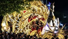 Penampilan Tong-Tong Sumenep dalam parade budaya, menampilkan kendaraan hias bernuansa emas, iringan musik tradisional, serta ornamen khas Madura di tengah kerumunan masyarakat.