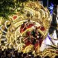 Penampilan Tong-Tong Sumenep dalam parade budaya, menampilkan kendaraan hias bernuansa emas, iringan musik tradisional, serta ornamen khas Madura di tengah kerumunan masyarakat.