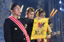 Wakil Bupati Sumenep KH. Imam Hasyim bersama peserta saat mengikuti rangkaian Madura Ethnic Carnival (MEC) 2026 di kawasan Labang Mesem Keraton Sumenep, Sabtu malam (19/09/2026).
