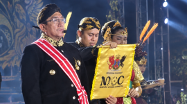Wakil Bupati Sumenep KH. Imam Hasyim bersama peserta saat mengikuti rangkaian Madura Ethnic Carnival (MEC) 2026 di kawasan Labang Mesem Keraton Sumenep, Sabtu malam (19/09/2026).