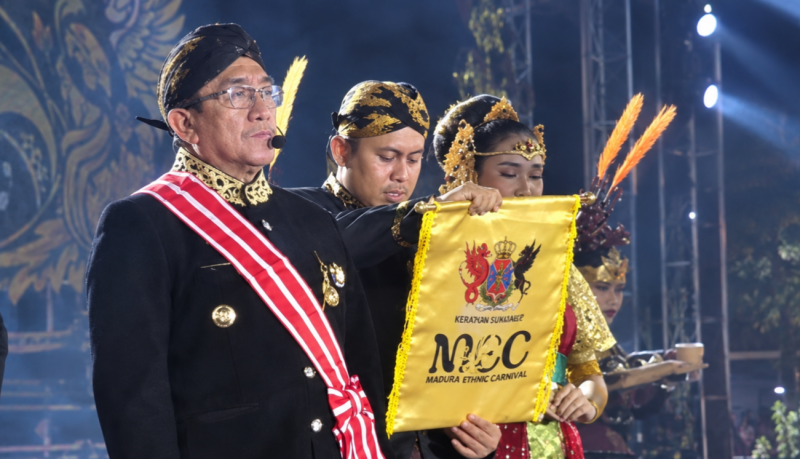 Wakil Bupati Sumenep KH. Imam Hasyim bersama peserta saat mengikuti rangkaian Madura Ethnic Carnival (MEC) 2026 di kawasan Labang Mesem Keraton Sumenep, Sabtu malam (19/09/2026).