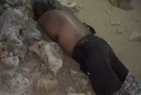 Jasad seorang pria ditemukan di kawasan pinggir pantai Dusun Buddakan, Desa Pekandangan Barat, Kecamatan Bluto, Sumenep, Selasa (22/9/2026) petang. Identitas dan penyebab kematian korban masih dalam proses penyelidikan petugas.