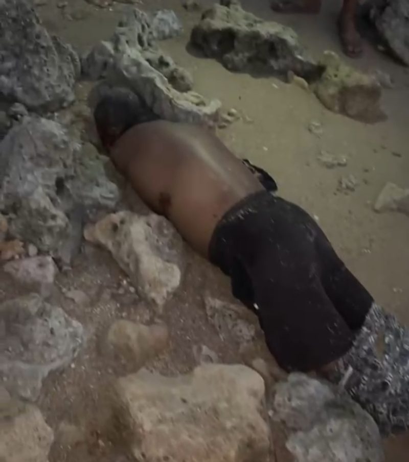 Jasad seorang pria ditemukan di kawasan pinggir pantai Dusun Buddakan, Desa Pekandangan Barat, Kecamatan Bluto, Sumenep, Selasa (22/9/2026) petang. Identitas dan penyebab kematian korban masih dalam proses penyelidikan petugas.
