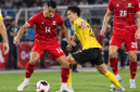 Pemain Indonesia berduel dengan pemain Malaysia dalam laga Grup A FIFA ASEAN Cup 2026 di Stadion Utama Gelora Bung Karno, Jakarta, Senin (28/9/2026).