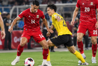 Pemain Indonesia berduel dengan pemain Malaysia dalam laga Grup A FIFA ASEAN Cup 2026 di Stadion Utama Gelora Bung Karno, Jakarta, Senin (28/9/2026).