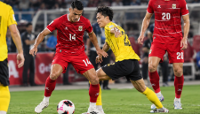Pemain Indonesia berduel dengan pemain Malaysia dalam laga Grup A FIFA ASEAN Cup 2026 di Stadion Utama Gelora Bung Karno, Jakarta, Senin (28/9/2026).