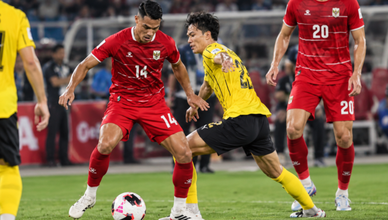 Pemain Indonesia berduel dengan pemain Malaysia dalam laga Grup A FIFA ASEAN Cup 2026 di Stadion Utama Gelora Bung Karno, Jakarta, Senin (28/9/2026).
