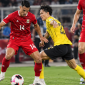 Pemain Indonesia berduel dengan pemain Malaysia dalam laga Grup A FIFA ASEAN Cup 2026 di Stadion Utama Gelora Bung Karno, Jakarta, Senin (28/9/2026).