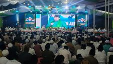Foto: Ribuan jamaah menghadiri Pengajian Akbar, Maulid Nabi Muhammad SAW, Haul ke-7 RKH Hasan Bakir dan Haul RKH Murtadho Bhuju’ Tantoh di Pondok Pesantren Darut Tauhid Al-Hasani Palpetto’, Kecamatan Pegantenan, Pamekasan, Jumat malam (4/9/2026).