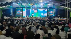 Foto: Ribuan jamaah menghadiri Pengajian Akbar, Maulid Nabi Muhammad SAW, Haul ke-7 RKH Hasan Bakir dan Haul RKH Murtadho Bhuju’ Tantoh di Pondok Pesantren Darut Tauhid Al-Hasani Palpetto’, Kecamatan Pegantenan, Pamekasan, Jumat malam (4/9/2026).