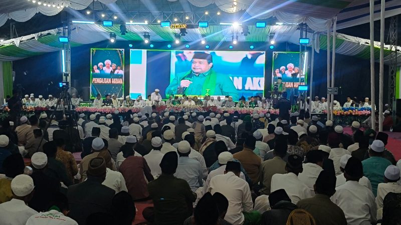 Foto: Ribuan jamaah menghadiri Pengajian Akbar, Maulid Nabi Muhammad SAW, Haul ke-7 RKH Hasan Bakir dan Haul RKH Murtadho Bhuju’ Tantoh di Pondok Pesantren Darut Tauhid Al-Hasani Palpetto’, Kecamatan Pegantenan, Pamekasan, Jumat malam (4/9/2026).