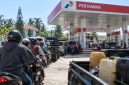 Foto: Ilustrasi antrean kendaraan di SPBU Pamekasan di tengah keterlambatan pasokan BBM dan temuan pembelian BBM bersubsidi menggunakan jeriken tanpa rekomendasi.