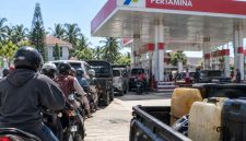 Foto: Ilustrasi antrean kendaraan di SPBU Pamekasan di tengah keterlambatan pasokan BBM dan temuan pembelian BBM bersubsidi menggunakan jeriken tanpa rekomendasi.