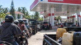 Foto: Ilustrasi antrean kendaraan di SPBU Pamekasan di tengah keterlambatan pasokan BBM dan temuan pembelian BBM bersubsidi menggunakan jeriken tanpa rekomendasi.