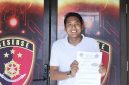 Foto: Presiden Mahasiswa Universitas Wiraraja, Moh Ibnu Al Jazary, menunjukkan dokumen pengaduan indikasi korupsi PT Wira Usaha Sumekar (WUS) yang ditujukan kepada Polresta Sumenep