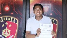 Foto: Presiden Mahasiswa Universitas Wiraraja, Moh Ibnu Al Jazary, menunjukkan dokumen pengaduan indikasi korupsi PT Wira Usaha Sumekar (WUS) yang ditujukan kepada Polresta Sumenep