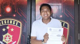 Foto: Ketua BEM Universitas Wiraraja, Moh Ibnu Al Jazary, menunjukkan dokumen pengaduan terkait indikasi korupsi dan dugaan penyimpangan pengelolaan keuangan serta aset PT Wira Usaha Sumekar (WUS) Kabupaten Sumenep.