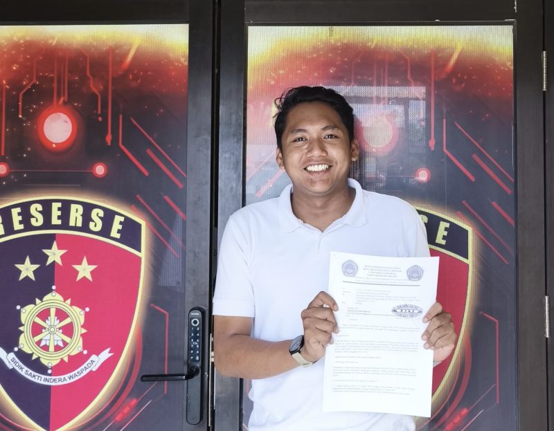 Foto: Presiden Mahasiswa Universitas Wiraraja, Moh Ibnu Al Jazary, menunjukkan dokumen pengaduan indikasi korupsi PT Wira Usaha Sumekar (WUS) yang ditujukan kepada Polresta Sumenep