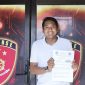 Foto: Ketua BEM Universitas Wiraraja, Moh Ibnu Al Jazary, menunjukkan dokumen pengaduan terkait indikasi korupsi dan dugaan penyimpangan pengelolaan keuangan serta aset PT Wira Usaha Sumekar (WUS) Kabupaten Sumenep.