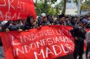 Warga Madura menggelar istighasah dan mengawal pemeriksaan pengurus KMY di Polresta Yogyakarta.