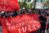 Warga Madura menggelar istighasah dan mengawal pemeriksaan pengurus KMY di Polresta Yogyakarta.