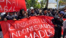 Warga Madura menggelar istighasah dan mengawal pemeriksaan pengurus KMY di Polresta Yogyakarta.