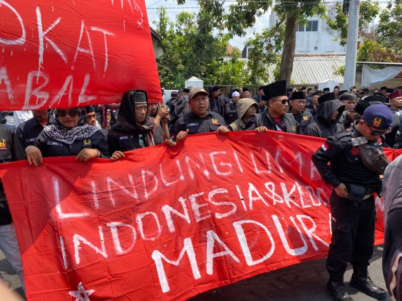 Warga Madura menggelar istighasah dan mengawal pemeriksaan pengurus KMY di Polresta Yogyakarta.